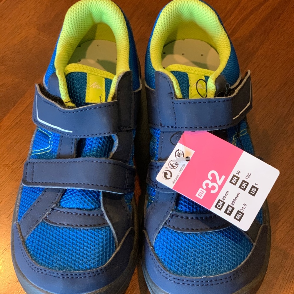 Kids shoes with velcro